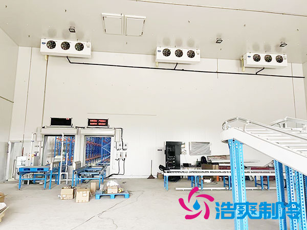 　　建一個300平方米的冷庫需多少錢？冷庫是一種專門用作存儲冷凍、冷藏食品的裝置，有普遍的運用場景，包含食品、醫(yī)學、化工等行業(yè)。當下隨著社會的不斷發(fā)展，越來越多的產(chǎn)業(yè)已經(jīng)起考量規(guī)劃自己的冷庫，以符合日益增長的市場需求。  　　首先，我們需認識冷庫建造規(guī)劃的基本上流程。冷庫建造規(guī)劃需進行選址、設計、施工等多個環(huán)節(jié)，而冷庫施工包含土建工程、設備、管道等，每一個環(huán)節(jié)都會影響到冷庫造價成本的變化。  　　其次，冷庫假造規(guī)劃的費用受很多原因的影響。主要原因是選址和設計。選取適當?shù)膱龅睾颓‘數(shù)脑O計方案，不僅可減少冷庫的建造規(guī)劃費用，而且可提升冷庫的運行效能。此外，冷庫建造規(guī)模、裝置選型、材料品質等方面也會導致冷庫假造規(guī)劃費用的變動。  　　確切到規(guī)劃建造一個300平方米的冷庫，我們可根據(jù)知識測量出一個大致的規(guī)劃建造費用。根據(jù)市場行情和相關經(jīng)驗，一個300平方米的冷庫需大約270,000元左右。其中，土建工程費用約占30%至40%，設備費用約占50%至60%，管道、電器材料等其他費用約占10%至20%。  　　此外，由于冷庫設備和管道需專業(yè)安裝調試，人工成本也需計算在內。按工程造價比率合算，工程建設的人工成本約占施工總耗資的10%。  　　一般來說，修建一個300平方米的冷庫的費用約為270,000元，僅供參考，實際造價根據(jù)具體冷庫工程項目進行核算。精準投入費用需根據(jù)選址、設計、數(shù)量、設備選型、材料品質等方面綜合性考量和檢驗。在冷庫建造規(guī)劃步驟之中，企業(yè)可選取自行建造規(guī)劃，也可委派專業(yè)冷庫建設公司規(guī)劃設計建造。  　　冷庫建造規(guī)劃費用只是一個初始投資。隨著冷庫的運轉和維護，還需考量運營費用、維護費用和設備更換費用。因此，企業(yè)在展開冷庫建造規(guī)劃決策時，需展開充分的前期考察和調研評估，以保證冷庫建造規(guī)劃的投入能真正產(chǎn)生平穩(wěn)、長期的經(jīng)濟效益。  　　以上就是300平方米冷庫造價費用的詳細介紹，相信您看完一定對此有了更加深入的了解，如果您近期有此類冷庫建造的需求，歡迎咨詢浩爽制冷（400-861-7579）。本公司深耕于制冷行業(yè)十余年，發(fā)展成從冷庫工程的EPC總包服務商，包含冷庫工程的設計、采購、銷售、安裝為一體的綜合性服務公司；延伸至冷鏈項目前期的布局規(guī)劃、冷鏈項目升級改造、冷鏈行業(yè)復合型人才培養(yǎng)、輸出；冷鏈倉儲的招商運營、售后服務等制冷領域的一體化方案集成商。